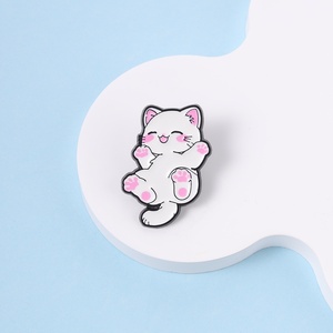 Pin de esmalte de gato rosa y blanco, lindo, con expresión sonriente y feliz, pata rosa, broche de gato con efecto ruborizado, insignia para bolso y solapa, regalo de joyería para amigo - Product Image 3