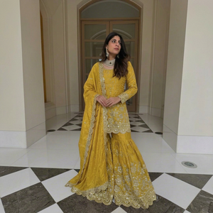 Robe Anarkali brodée couleur moutarde pour femme, style traditionnel indien pakistanais, longueur ras du sol, en soie, coupe classique - Product Image 1