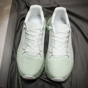 Chaussures de sport tendance de haute qualité, couleur vert menthe, respirantes, antidérapantes et confortables. - Product Image 3