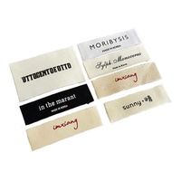 Étiquette en coton biologique blanc et noir à chevrons, personnalisée avec logo, pour vêtements, par Winnus Factory