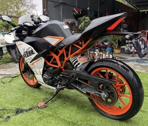 <span class=keywords><strong>Moto</strong></span> <span class=keywords><strong>sportive</strong></span> <span class=keywords><strong>KTM</strong></span> RC390 d'occasion avec carénage complet, moteur monocylindre de 373 cm³ refroidi par liquide, ABS Bosch à double canal, embrayage à glissement - Product Image 6