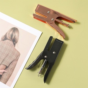 Mini <span class=keywords><strong>grapadora</strong></span> de Metal galvanizado, <span class=keywords><strong>grapadora</strong></span> portátil de mano que ahorra trabajo, suministros de oficina creativos, venta al por mayor de fábrica - Product Image 3