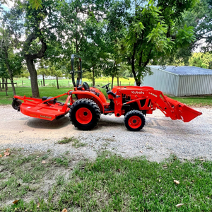 Tractor de ruedas Kubota LA355 con cargador frontal y accesorio de segadora, color rojo, con bomba hidráulica MOOG, capacidad de carga nominal de 9 toneladas. - Product Image 1