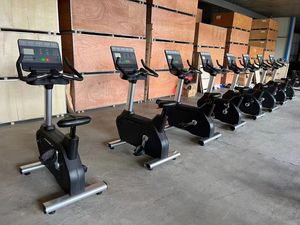 Écran LED magnétique commercial de haute qualité, clavier, affichage, vélo de spinning vertical, équipement de fitness durable pour la salle de sport, pour l'exercice - Product Image 4