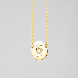قلادة Jietao بتصميم شخصي من الاستانلس ستيل على شكل قرص عليه طبعة قدم طفل، مطلية بالذهب ومحفور عليها اسم مخصص، مرصعة بحجر الزركون، هدية للأم الجديدة - Product Image 1