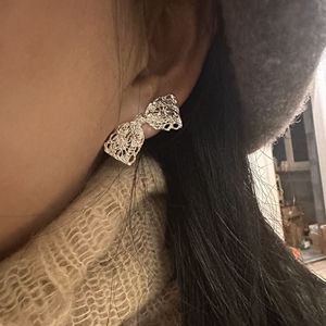 Pendientes de Plata de Ley S925 con Lazo de Encaje Levi's, Joyería de Moda Dulce y Femenina con Textura Hueca Delicada - Product Image 3
