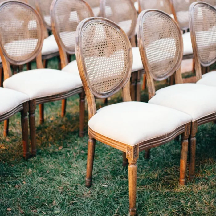 เก้าอี้อีเว้นท์หวายหวายสำหรับงานเลี้ยงอาหารสไตล์ฝรั่งเศสสำหรับงานแต่งงานเก้าอี้ไม้เนื้อแข็งซ้อนได้