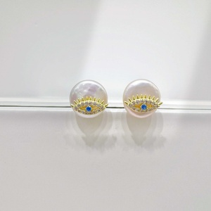 Pendientes de plata de ley 925 con perlas de agua dulce, diseño de ojo y lazo, redondos, retro, elegantes, chapados en oro para novias. - Product Image 1