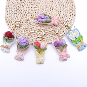 Adornos de ganchillo hechos a mano de alta resistencia, colgantes de ramo de flores tejidos, colgantes de bolsa de flores hechos a mano para el Día de San Valentín - Product Image 1
