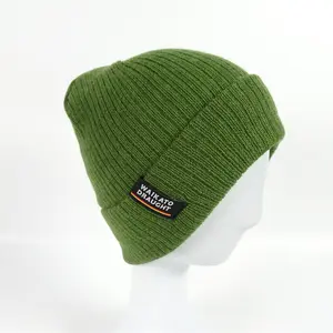 定制100% 亚克力罗纹绿色针织帽，适合带国旗编织标签的成人袖口豆豆