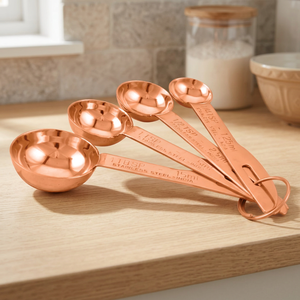 Juego de cucharas medidoras pesadas Premium de acero inoxidable (4 piezas) en color oro rosa con un diseño clásico y elegante - Product Image 2