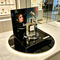 Support d'affichage de parfum en acrylique personnalisé avec éclairage LED, panneau arrière avec logo, base brillante pour comptoir de vente en magasin de cosmétiques