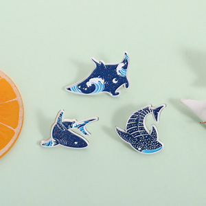 Nuevo broche decorativo con diseño de nicho de criaturas marinas, tiburón, rayo, ballena, cielo estrellado azul creativo - Product Image 1