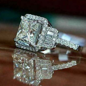 Anello di Fidanzamento F1100 per Donna con Diamante Naturale Taglio Principessa, Stile Classico, 1 Carato, Montatura Halo Rotonda - Product Image 2