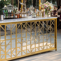Comptoir de barre lumineuse LED moderne et élégant Cadre doré avec dessus en verre Tables de bar élégantes en acrylique pour événements à la maison ou à l'hôtel