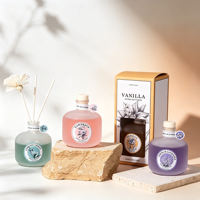 Diffuseur de parfum en verre givré, étiquette vintage, rotin et fleurs séchées, parfum d'intérieur varié, coffret cadeau