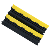 Protector de Cables de Goma de 2 Canales con Textura Antideslizante para la Organización de Cables en Centros de Convenciones y Salas de Exposiciones