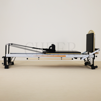 Reformer de Pilates en aluminium et bois au design moderne avec rembourrage confortable, résistance réglable et système de poulies silencieux