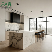 Ensemble de meubles de cuisine modulaires contemporains de luxe blanc cassé avec garde-manger haut et îlot cascade pour projets résidentiels