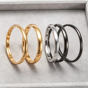 Bracelet manchette ouvert classique en acier inoxydable plaqué or 18 carats, lisse et simple, pour femme - Product Image 5