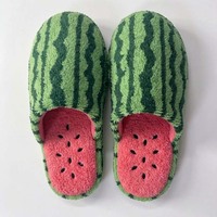 Pantoufles en peluche mignonnes en forme de pastèque, pantoufles d'intérieur douillettes en forme de fruit, détails de graines roses, antidérapantes, pour l'hiver, logo personnalisé
