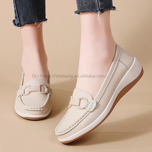 Nouvelles chaussures blanches à enfiler pour femmes, grande taille, exclusivement disponibles, avec talons compensés et semelles épaisses, chaussures polyvalentes pour les mamans - Product Image 2