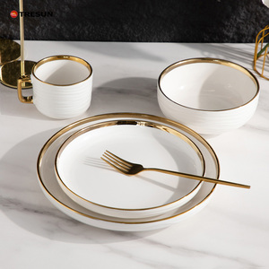Service de table en céramique blanche à texture ondulée avec bordure dorée style nordique moderne, 4 pièces : assiette, bol à soupe, tasse à café, pour mariage - Product Image 1
