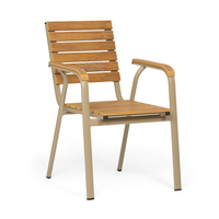 (E7310) Chaises empilables en plastique, bois et aluminium avec accoudoirs pour table de repas en plein air