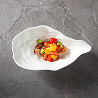 Nouveau plat de Sauce soja unique unique huîtres forme assiette en céramique apéritifs collations bol à salade en porcelaine blanche mate pour Restaurant