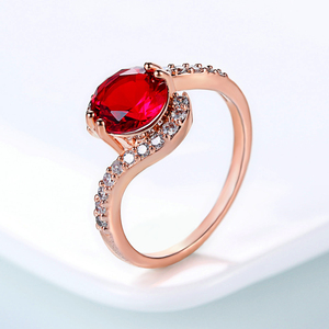 Anello con fascia intrecciata ovale con zirconi rossi, tono oro rosa, pavé di piccoli zirconi, anello di promessa elegante, gioiello da matrimonio, regalo per donna - Product Image 3
