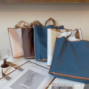 Bolsa de compras de marca de ropa de lujo, bolsa de plástico con asa para camisetas, vestidos, jeans, bolsa de regalo con logotipo personalizado y fuelle inferior - Product Image 2