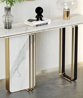 Table console de luxe moderne en acier inoxydable doré et pierre frittée marbrée, style minimaliste italien, pour salon et usage hôtelier