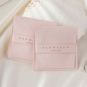 Bolsa de Joyería Rosa con Logotipo Personalizado PandaSew, Elegante Bolsa de Regalo de Microfibra para Collares, Anillos, Pendientes y Joyas - Product Image 1