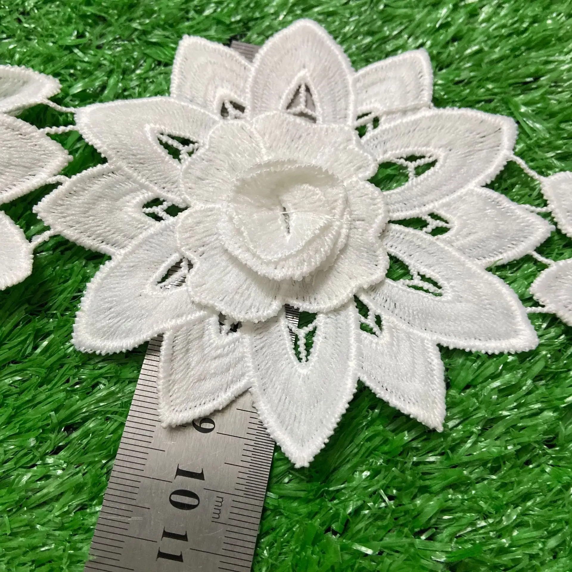 カスタマイズファッション売れ筋ミルクシルクかぎ針編み水溶性刺Embroidery 3Dレーストリムはブライダルドレスのために飾る