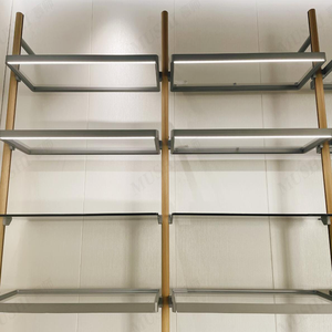 Gabinete de cajón de madera de decoración moderna universitaria, estantes de vidrio inclinados, poste redondo de acero dorado, estantes para libros colgantes de pared - Product Image 4