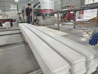 Plinthe en MDF blanc apprêté pour bordure de mur et de sol intérieurs et rénovation résidentielle