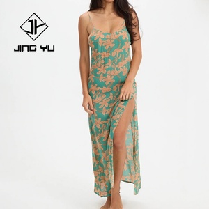 Robe maxi élégante et sexy en rayonne écologique 100% à imprimé de haute qualité, col en V profond et dos nu, style hawaïen - Product Image 1