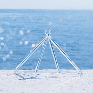 Pyramide chantante en quartz triangulaire de 12 pouces, personnalisable, de Jinfang, pour la guérison par le bain sonore et la méditation - Product Image 1