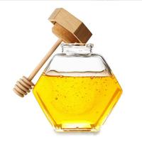 Tarro de miel al por mayor de cristal con forma hexagonal, recipiente para miel con cucharón de madera y tapa de corcho, almacenamiento de miel y jarabe en forma de colmena