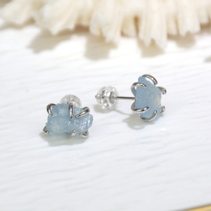 Boucles d'oreilles aigue-marine en pierre naturelle faites à la main au prix de gros clous en argent plaqué or en cristal brut de quartz bleu pour femmes à la mode - Product Image 4