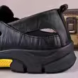 Zapatos de hombre de alta calidad, modelo nuevo de verano 2026, sandalias transpirables de cuero con orificios para hombres de mediana edad. - Product Image 1