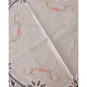 Nappe ronde en lin avec broderie colorée et dentelle Renaissance par Robcultura pour salon ou hôtels, décoration de Noël - Product Image 4