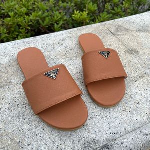 Sandalias Planas de Mujer al por Mayor, Color Sólido, con Logotipo Metálico Triangular, Versátiles para Verano y Uso Casual al Aire Libre - Product Image 4