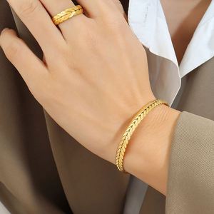 Brazaletes de Moda para Mujer, Chapados en Oro de 18K, Titanio 316, Acero Inoxidable, con Patrón Geométrico, Estilo Abierto, Joyería de Moda, Regalo, Venta al Por Mayor - Product Image 6