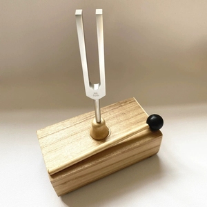 Ensemble de Diapasons à Fréquence MI 528 Hz pour la Méditation des Chakras et la Thérapie Sonore, avec Base en Bois Résonnante - Vente en Gros - Product Image 4