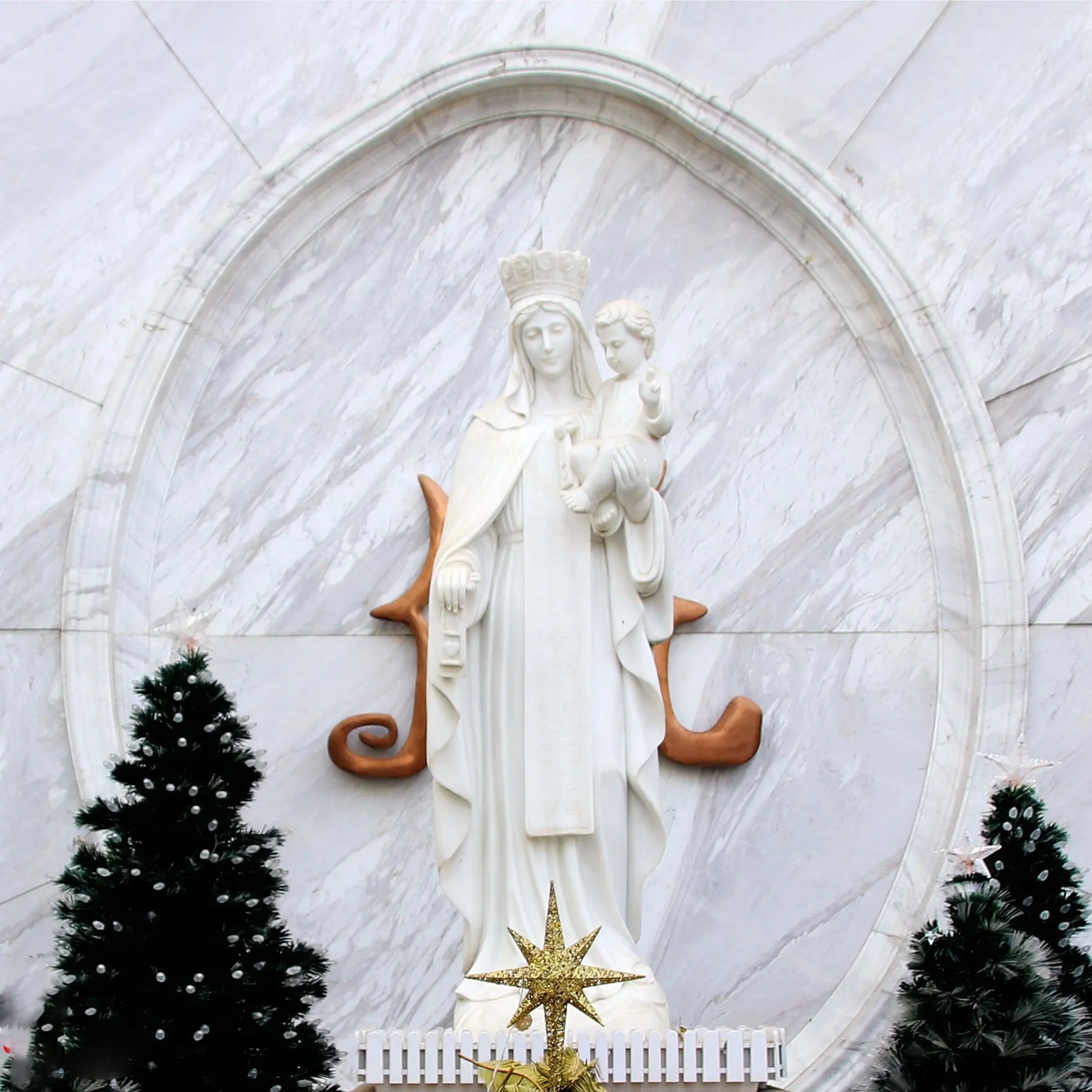 รูปปั้นหินอ่อนสีขาวสำหรับศาสนากลางแจ้งรูปปั้นพระแม่มารีของเราพร้อมรูปปั้นพระเยซูสำหรับขาย