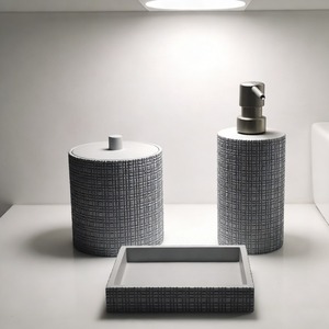 Ensemble de salle de bain 3 pièces en résine gaufrée <span class=keywords><strong>3D</strong></span> gris béton, style européen, avec distributeur à pompe en métal brossé, pot à coton-tige à couvercle et <span class=keywords><strong>porte</strong></span>-<span class=keywords><strong>savon</strong></span> - Product Image 1