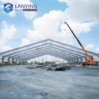 Bâtiment d'entrepôt à structure en acier ouvert conçu pour le stockage de marchandises à grande échelle et les opérations logistiques industrielles