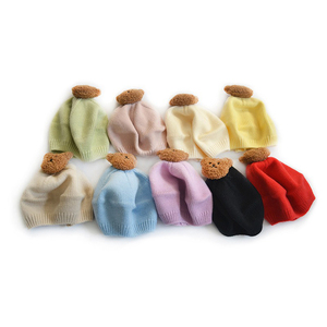Bonnet personnalisé en tricot doux avec décoration ours en peluche, couleur unie, mignon, tendance, chaud et extensible pour enfants, style bonnet ajusté - Product Image 3