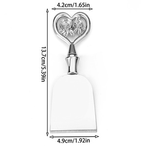 Ensemble de couteaux à fromage 4 pièces en acier inoxydable, forme cœur, design rose, outils de service pour le fromage avec boîte cadeau pour les fêtes et les dîners - Product Image 4
